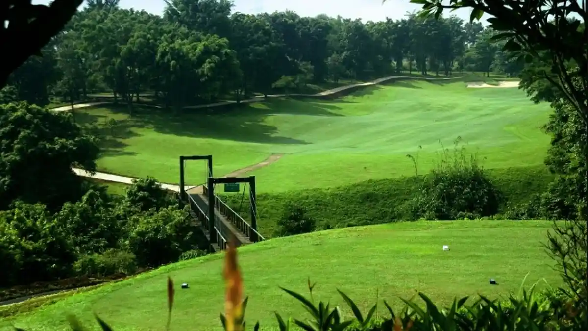 5 Tempat Wisata di Bogor Bagi yang Hobi Main Golf, Disuguhkan Pemandangan Gunung