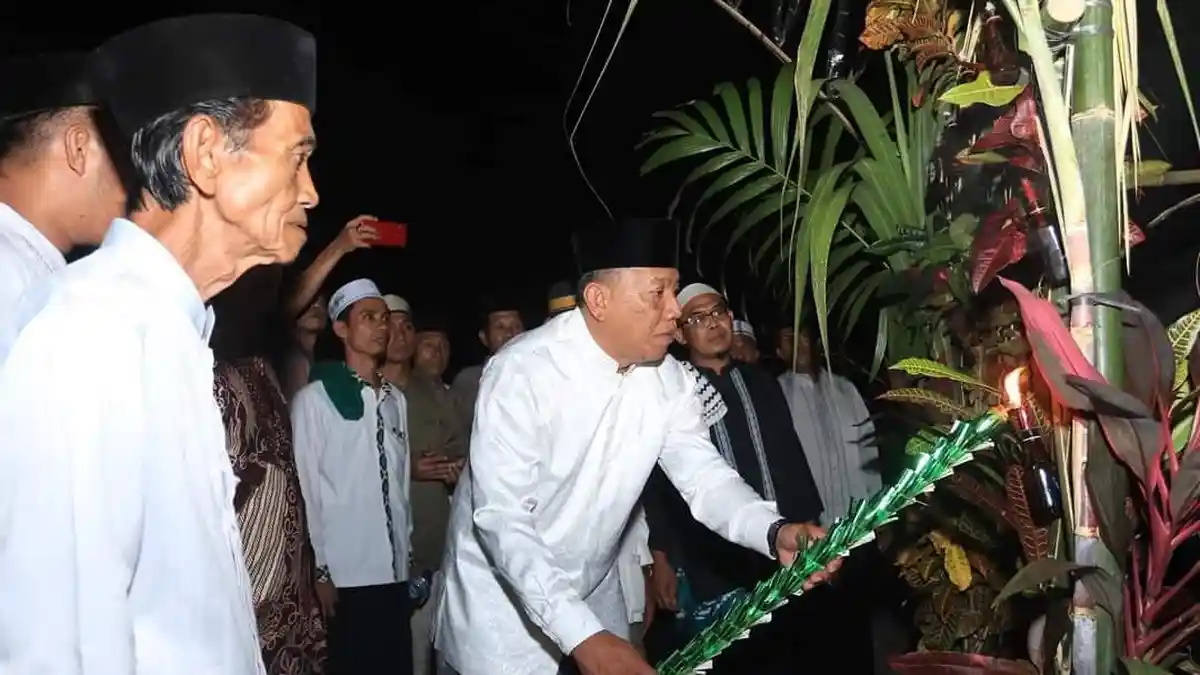 Tradisi Monunjulo Lambu, Bupati Bolmut Depri Pontoh Nyalakan Obor