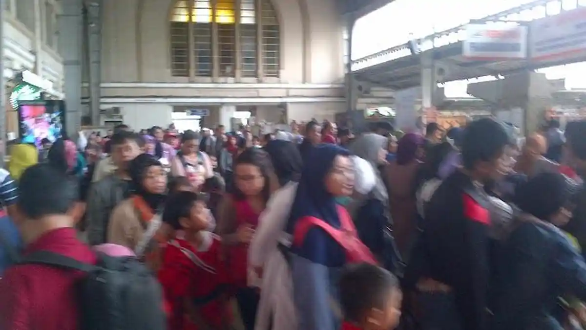 Stasiun Jakarta-Kota Diserbu Penumpang Libur Natal dan Tahun Baru