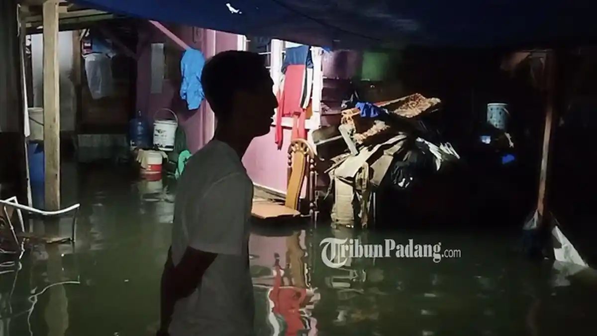 Warga Berok Nipah Kota Padang Harus Begadang Bersihkan Rumah Mereka, Banjir Rob Rendam Pemukiman