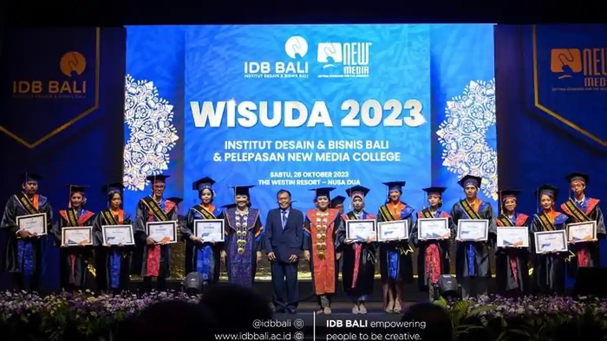 Sebanyak 205 lulusan Desain IDB Bali dan 118 lulusan New Media College