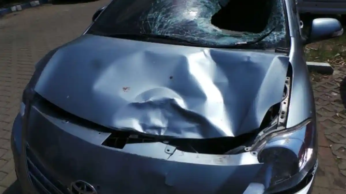 Saking Fatalnya Kecelakaan Vios Bikin Pengemudi Sepeda Tersangkut di Kaca Depan
