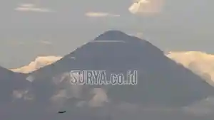 pesawat-militer-terbang-dengan-latar-belakang-gunung-semeru.jpg