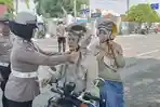 Operasi-zebra-dengan-memberikan-edukasi-ke-pelanggar-lalu-lintas-ioo.jpg