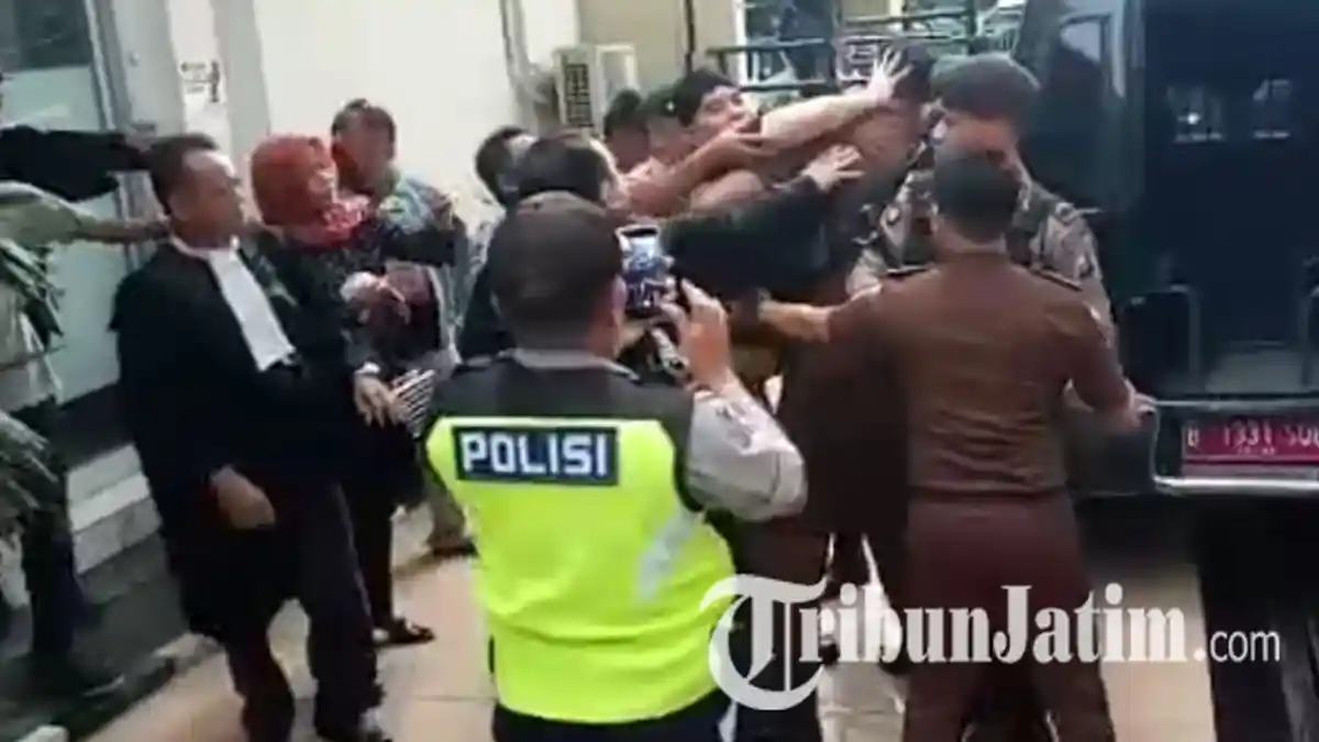 VIDEO: Detik-detik Ahmad Dhani Bergulat dengan Jaksa Pengawal di Surabaya, Teriakkan: Allahu Akbar!