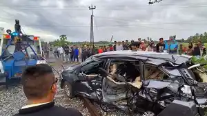 Kecelakaan-kereta-api-dengaonda-Mobilio.jpg