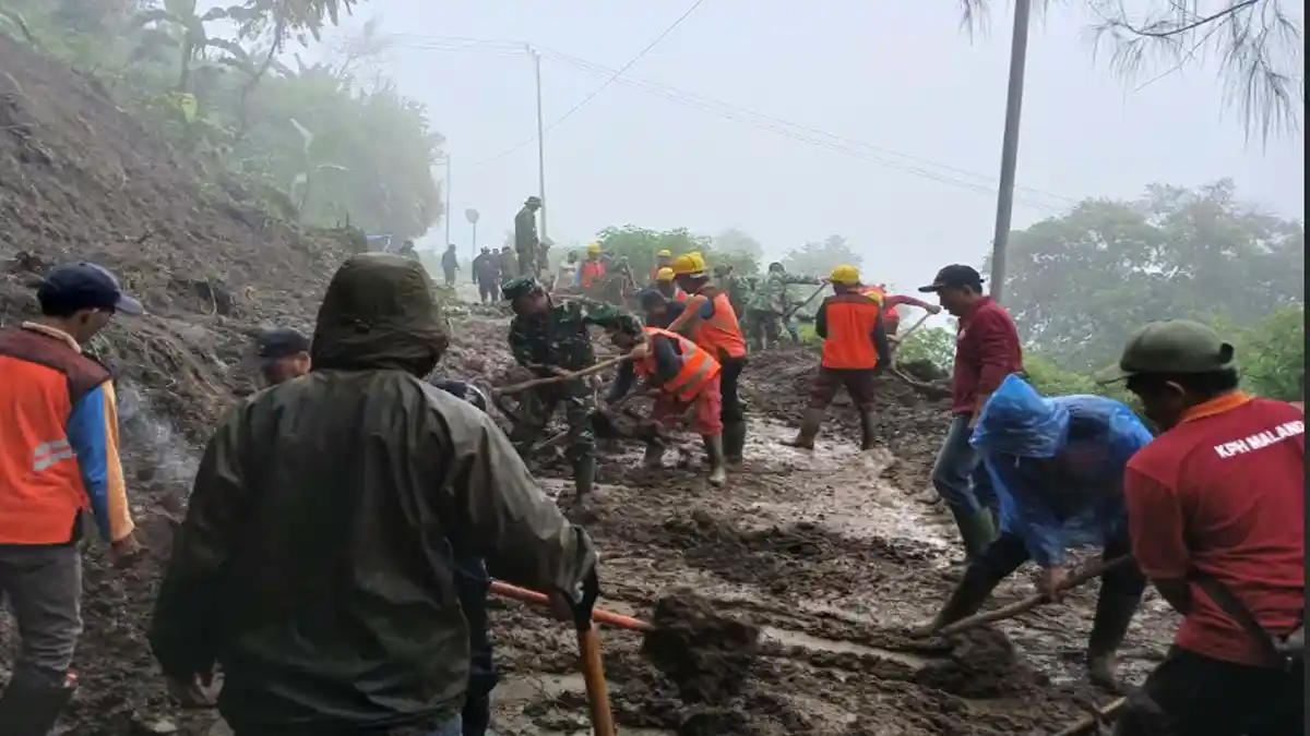UPDATE Longsor di Jalan Raya Gubukklakah Malang, Akses Menuju Kawasan Bromo Mulai Dibuka Siang Ini