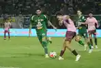 Striker-Persebaya-Surabaya-Bruno-Paraiba-menghadang-pemain-Persik.jpg
