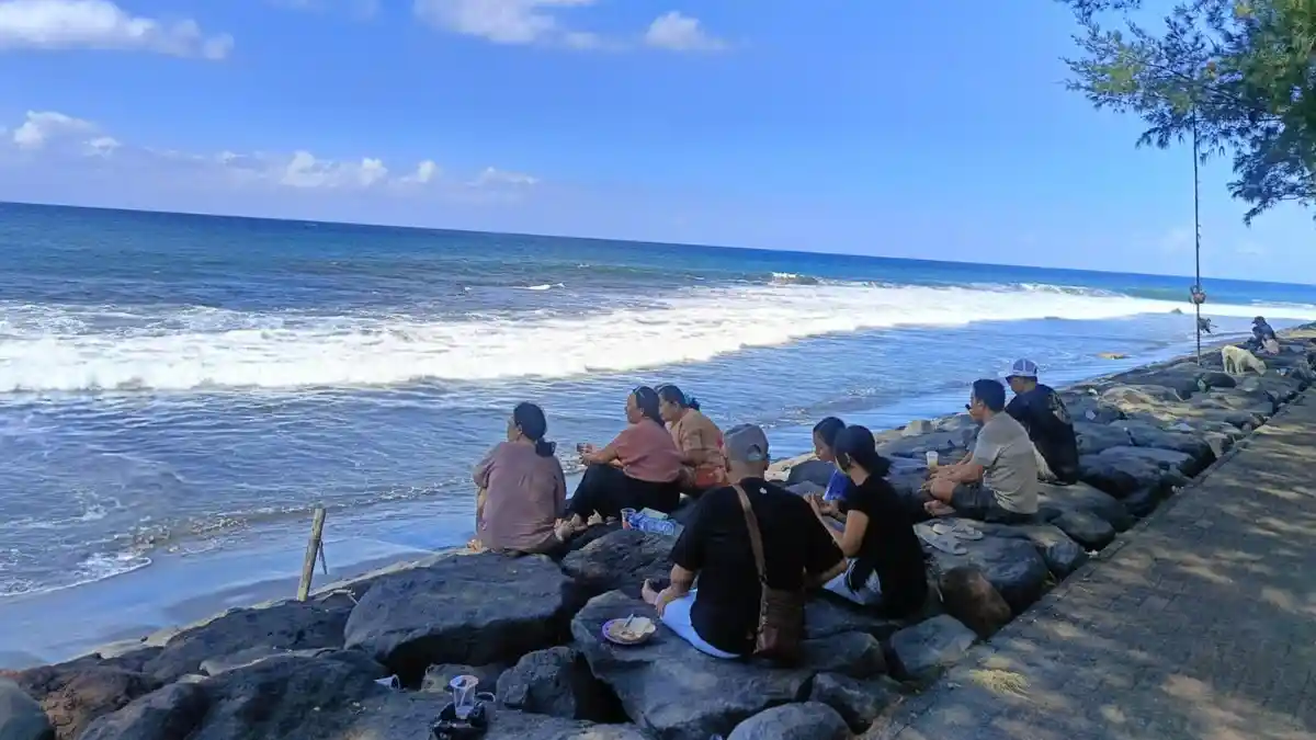 Ombak Selatan Bali Capai 4 Meter, BPBD Gianyar Imbau Pemancing Hentikan Aktivitas di Laut - Tribun-bali.com