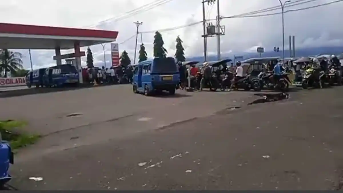 Pembelian BBM Pakai Aplikasi MyPertamina Memberatkan Sopir Angkot di Tidore