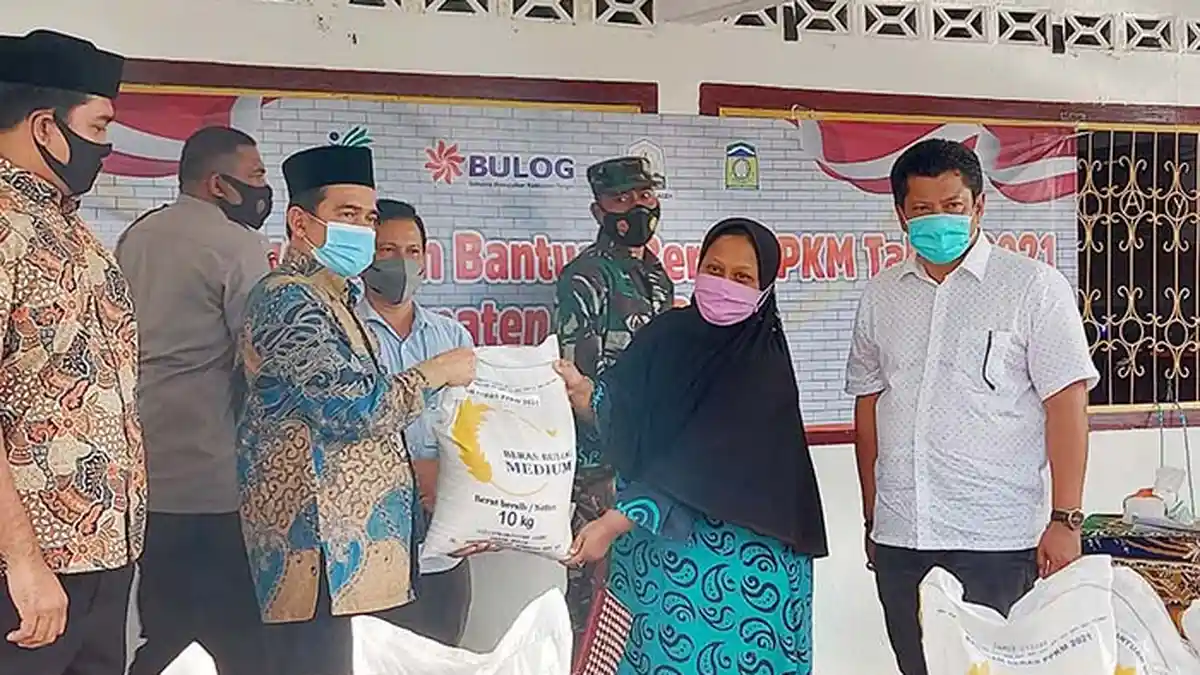 Dinsos Aceh Besar Salurkan Bantuan untuk Warga Kurang Mampu