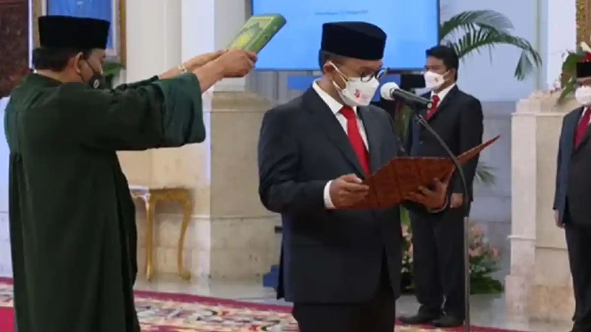 Jokowi Lantik Ivan Yustiavandana Sebagai Kepala PPATK