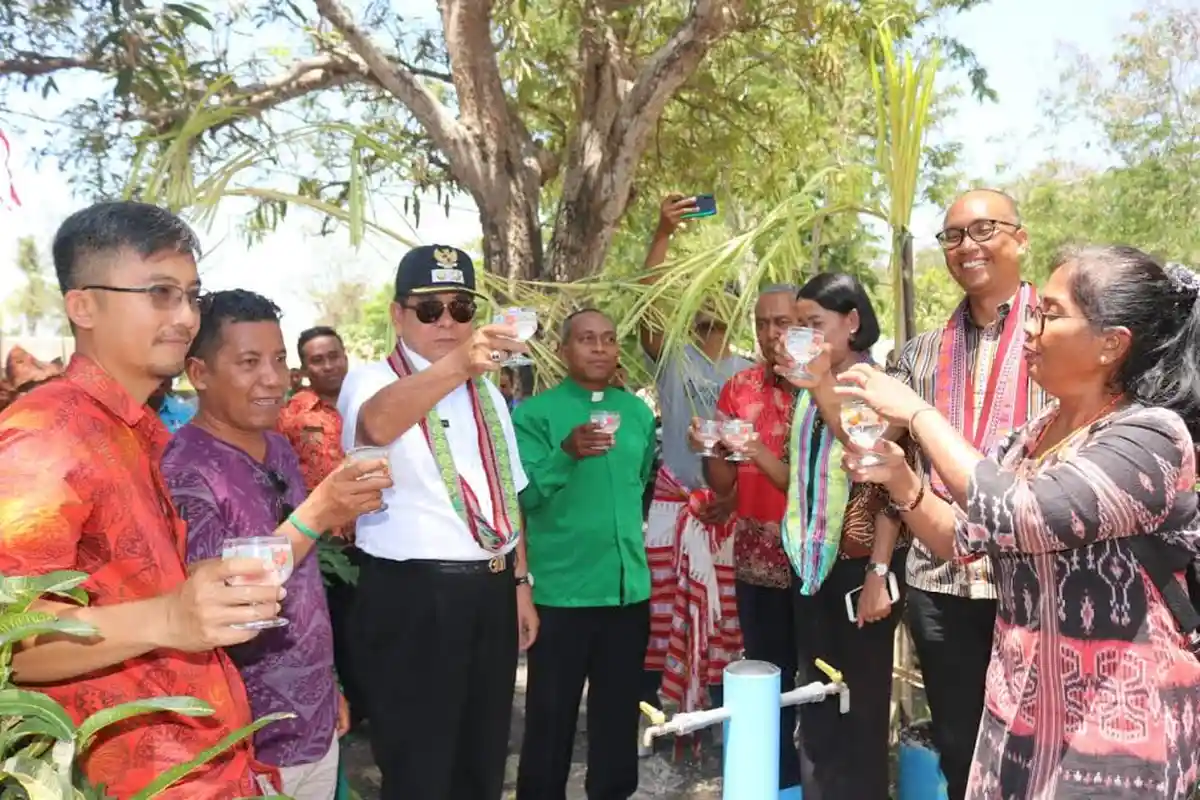 Wabup Kupang Ajak Undangan Minum Air Mentah dari Kran Sumber di Desa Oelbubuk