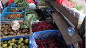 Potret-dagangan-pembeli-di-Pasar-Sentral-Palakka-Jumat-1042026.jpg