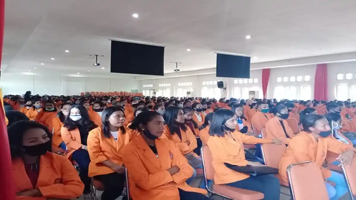 Saat Pembekalan KKN, Bupati Robby Hibur Mahasiswa dengan Lagu Rumah Kita
