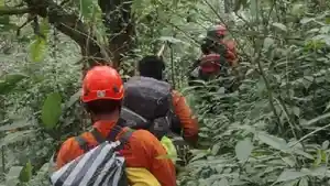 Proses-evakuasi-pendaki-terperosok-ke-Gunung-Semeru-oleh-tim-gabungan-Kamis-462026.jpg