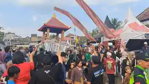 masyarakat-di-sekitar-lereng-Gunung-Kawi-Kecamatan-Wonosari-menggelar-kirab-budaya.jpg