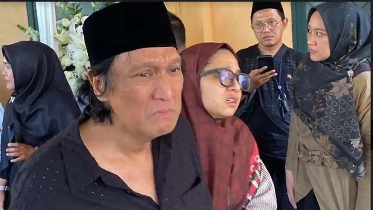 Tangis Ikang Fawzi Pecah Saat Antar Jenazah Marissa Haque ke Makam ...