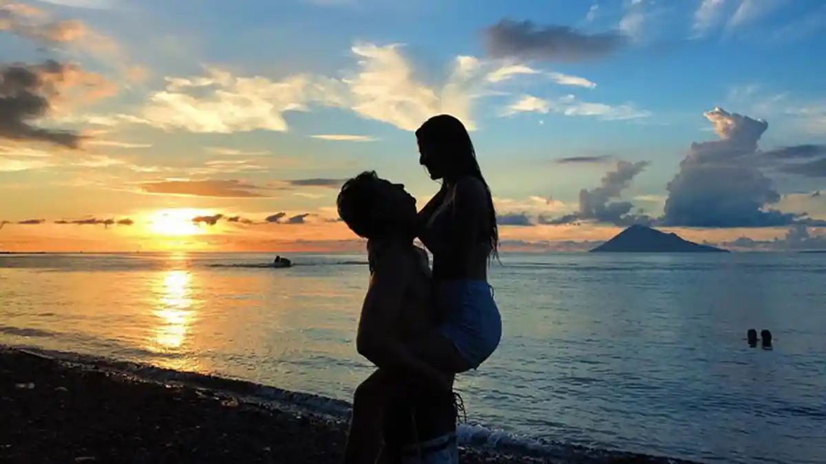 Beda Keyakinan, Kisah Cinta 5 Pasangan Seleb Ini Bukti Indahnya Toleransi di Indonesia