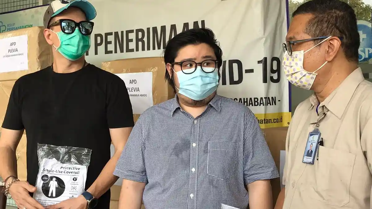 Aktor Bertrand Antolin Serahkan Bantuan 1000 APD Untuk Tenaga Medis