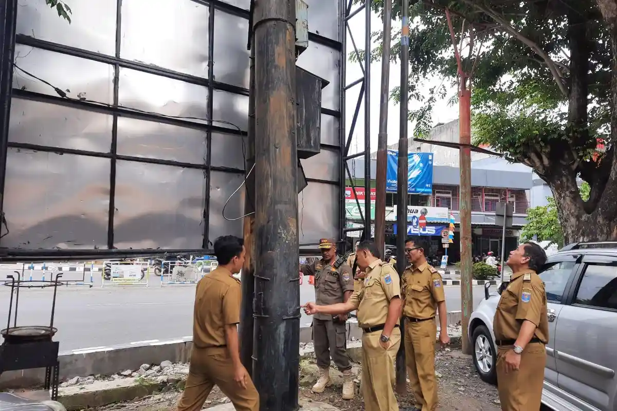 Pemkot Metro Lampung Evaluasi Tiga Tiang Reklame Berkarat
