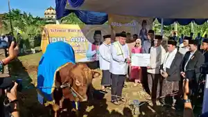 Bupati-Bogor-Rudy-Susmanto-menyerahkan-sapi-pemberian-bantuan-dari-Presiden.jpg