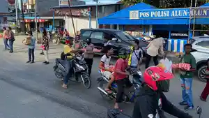 20230412_polres-sorong-bagi-bagi-takjil-di-depan-pos-polisi-alun-alun-aimas.jpg