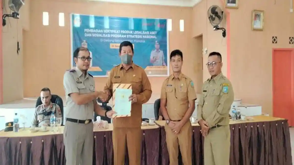 Bupati Anambas Abdul Haris Serahkan 43 Sertipikat Tanah ke Warga Pulau Palmatak
