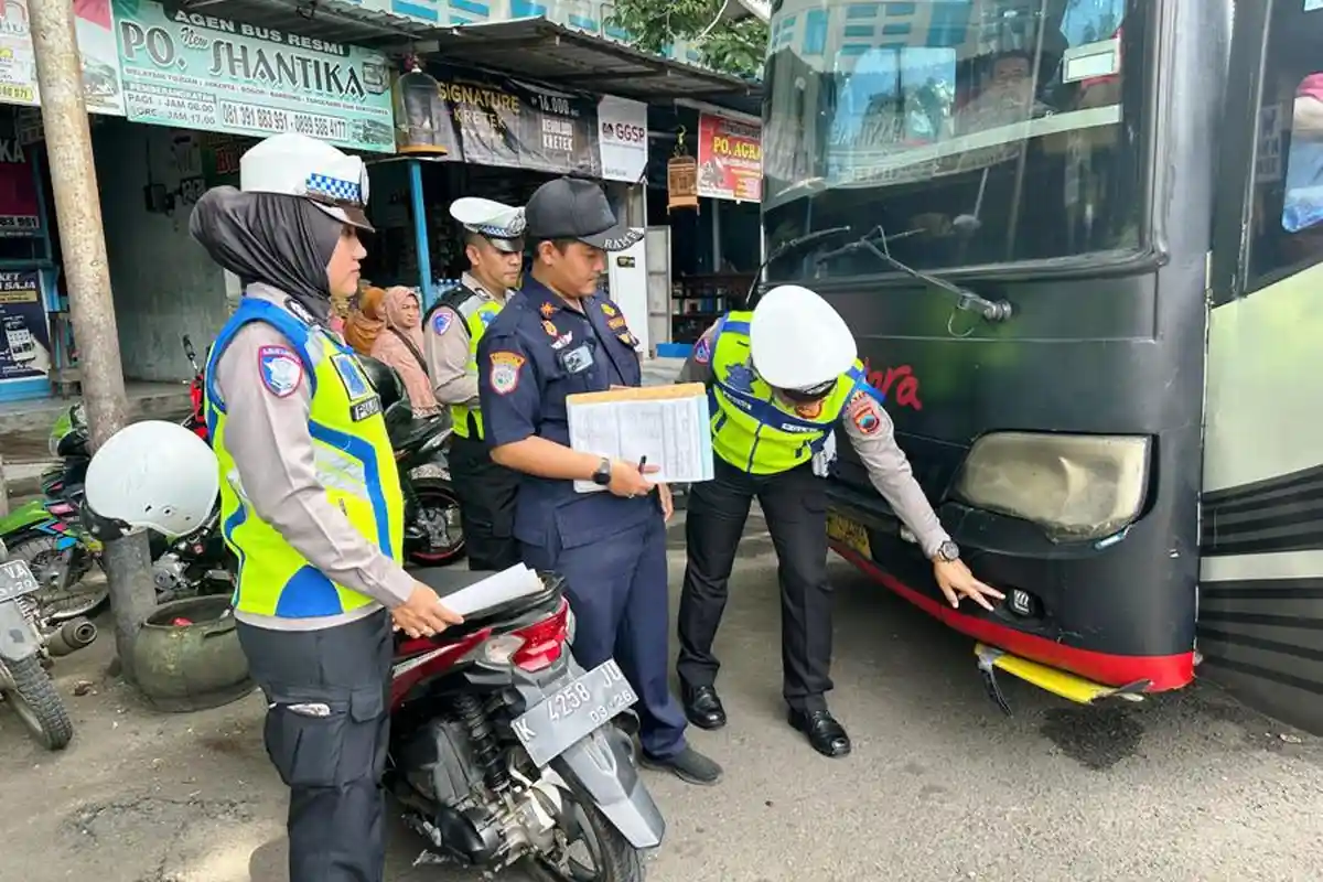 Bersiap Hadapi Mudik Lebaran 2025, Satlantas Polresta Pati Cek Kondisi Bus di Terminal Kembangjoyo