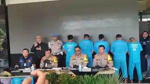 Kapolda-Jateng-Irjen-Ahmad-Lutfi-dan-para-tersangka-penadah-mobil-bodong.jpg