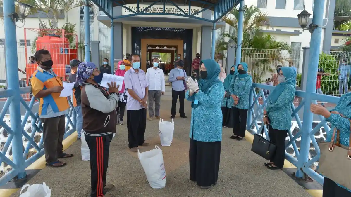 Pandemi Covid-19 Jadi Perhatian Rosmeri Isdianto, Bagikan Sembako, Minta Warga Jaga Kesehatan