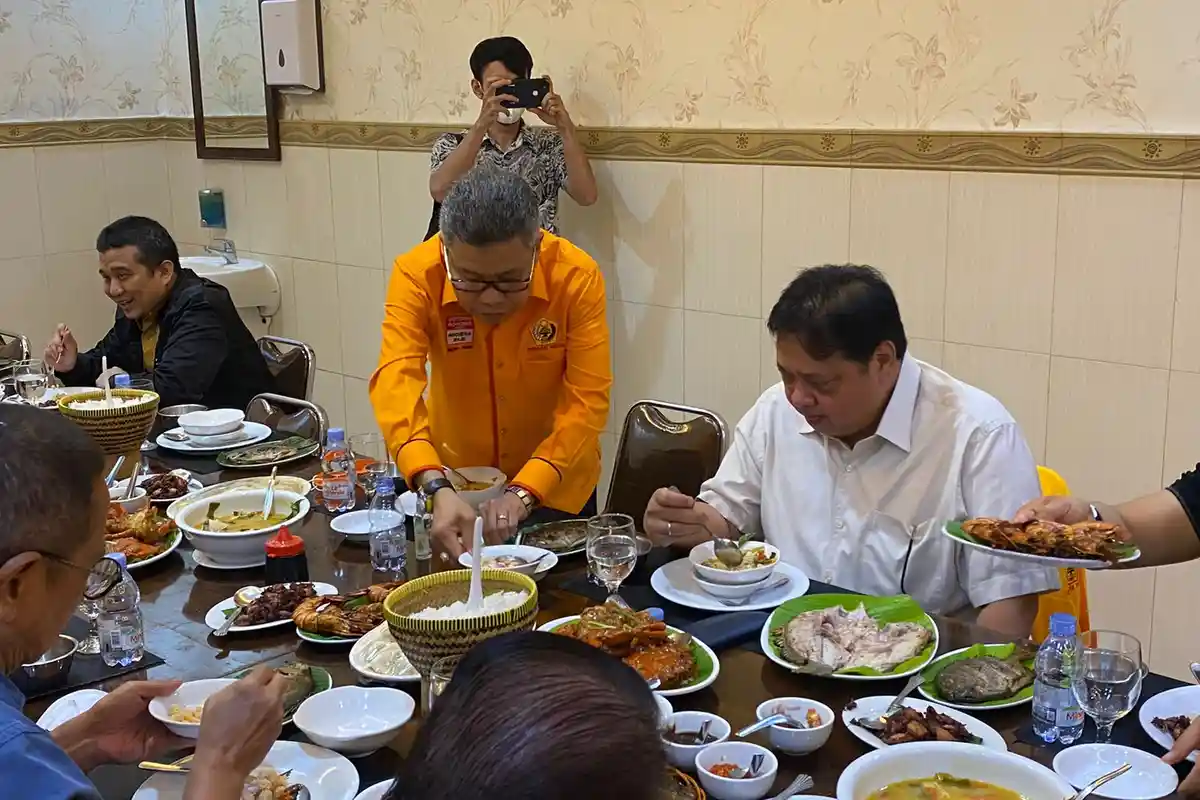 Erwin Aksa dan Taufan Pawe Temani Airlangga Hartarto Santap Kepiting, Ikan dan Udang di RM Bahari
