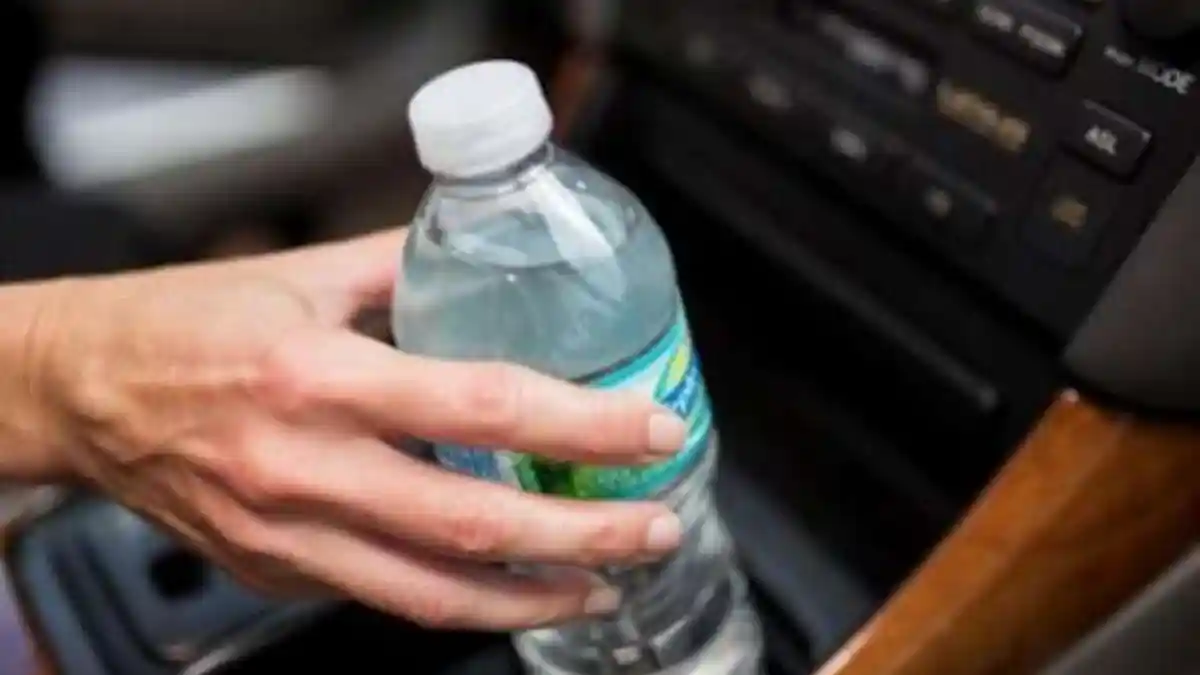 Awas, Tinggalkan Botol Air di Dalam Mobil Bisa Picu Kebakaran