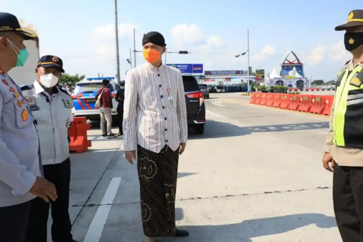 Ganjar Pranowo Temui Rombongan Pengantin Tujuan Ngawi Pelanggar Prokes: 'Tolong Dites Semua Pak'