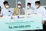 AXA Mandiri Bantu Perpustakaan Pesantren