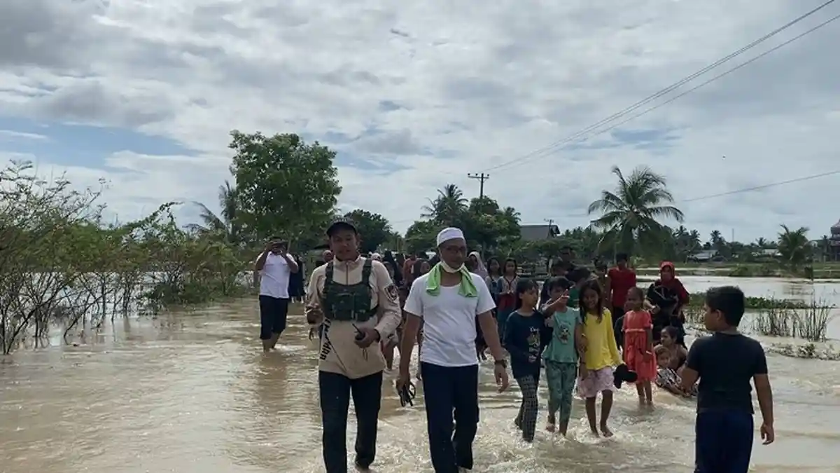 FOTO dan VIDEO Haji Uma Terobos Banjir dan Serahkan Bantuan