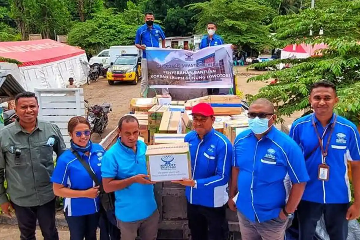 Kopdit Swasti Sari Serahkan Bantuan Kemanusiaan Bagi Warga Terdampak Erupsi Gunung Lewotobi