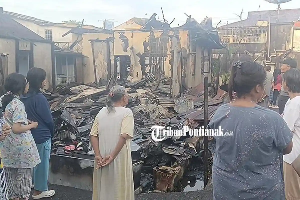 Kebakaran Hanguskan Tiga Rumah di Jalan Merdeka Pontianak, Api Diduga Berasal Dari Sepeda Motor