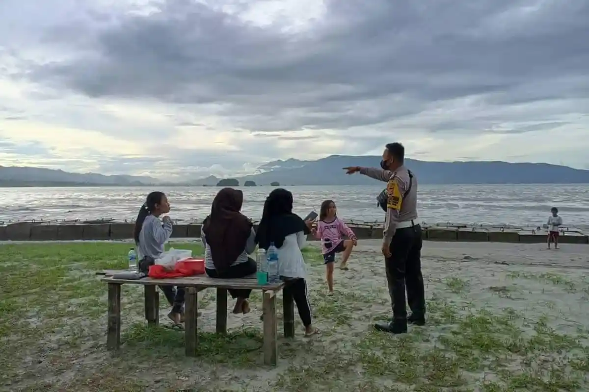 Imbauan Kamtibmas, Polisi Sambangi Warga di Pantai Holtekam Jayapura