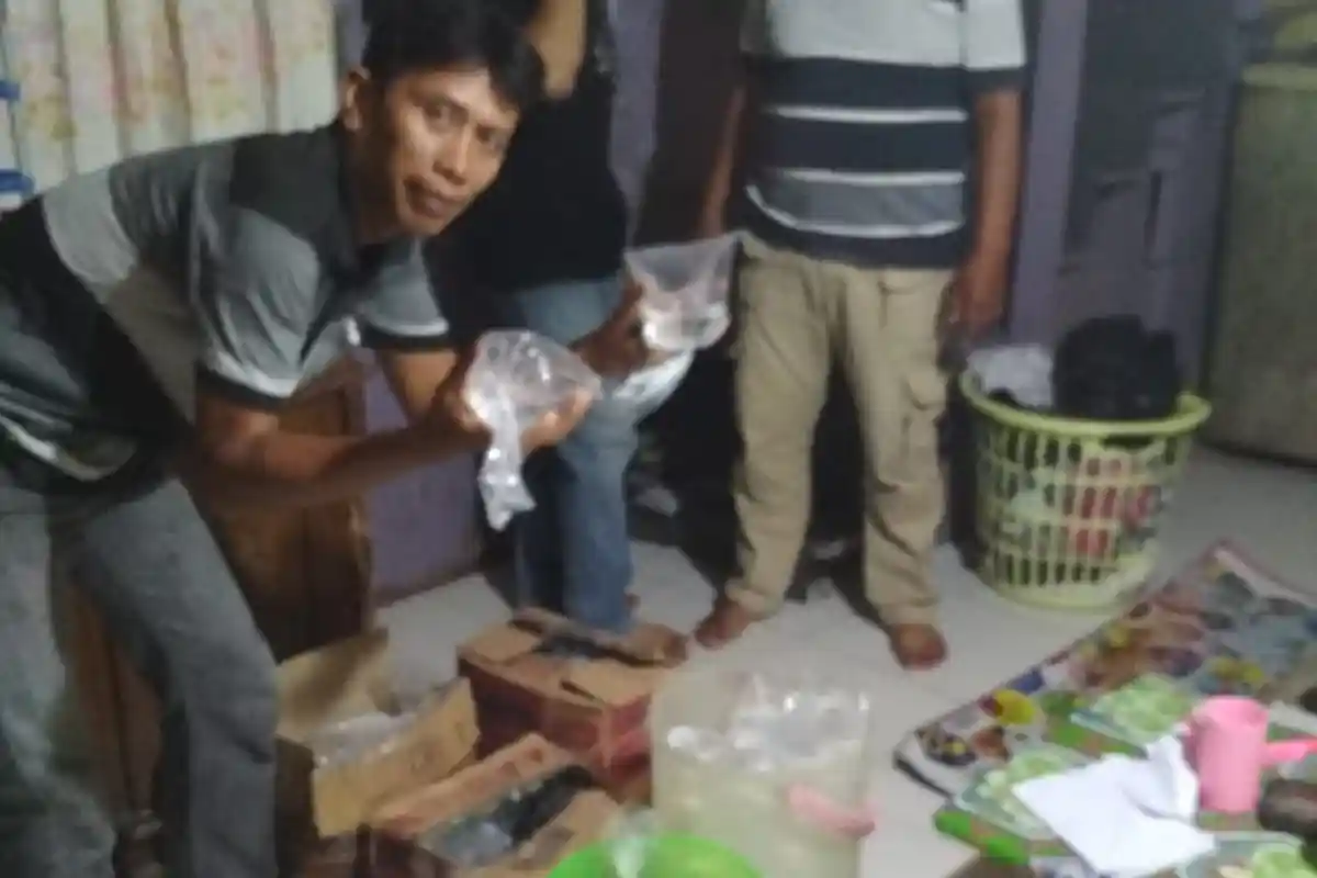 Nyamar jadi Pembeli, Polisi Tangkap Penjual Miras di Jeruju