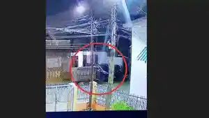 Penampakan-seorang-pria-sebelum-memutuskan-kabel-lampu-di-halaman-teras-kemudian.jpg