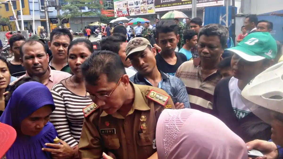 Camat Medan Polonia Diserbu Warga Sari Rejo