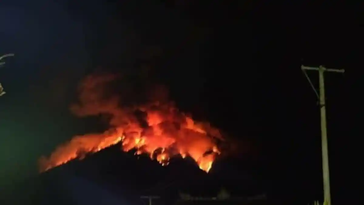 Dengar Dentuman Keras, Warga Berhamburan Turun Gunung