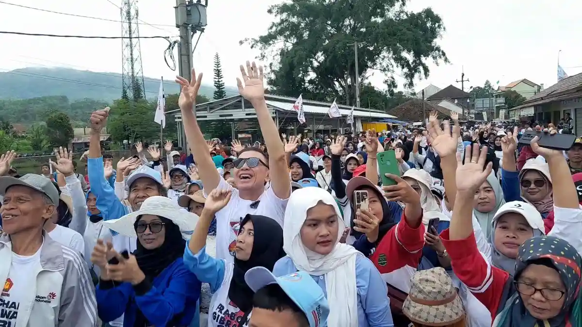SPEKTAKULER, Iwan Bule Ikut Joget Gemoy Bareng Masyarakat Ciamis Sebelum Acara Jalan Sehat