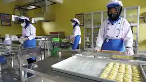 Praktik-membuat-kue-siswa-SMK-OK.jpg