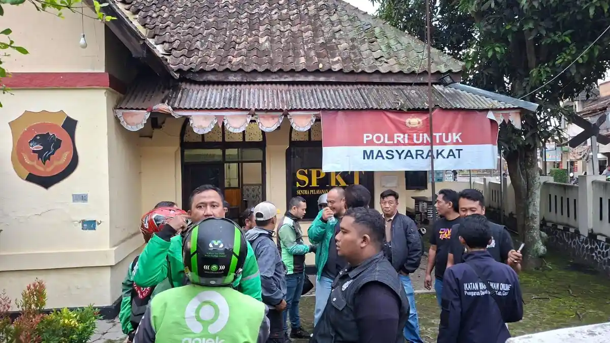 Driver Ojol 'Geruduk' Kantor Polsek Cibatu Garut, Buntut Kasus Ojol Dianiaya Opang di Stasiun