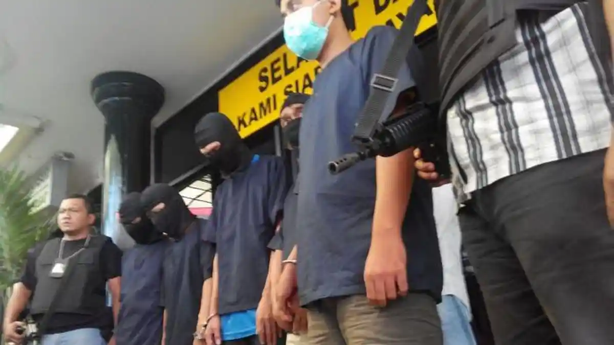 Berlagak Razia, 4 Orang Rampok Mobil Boks