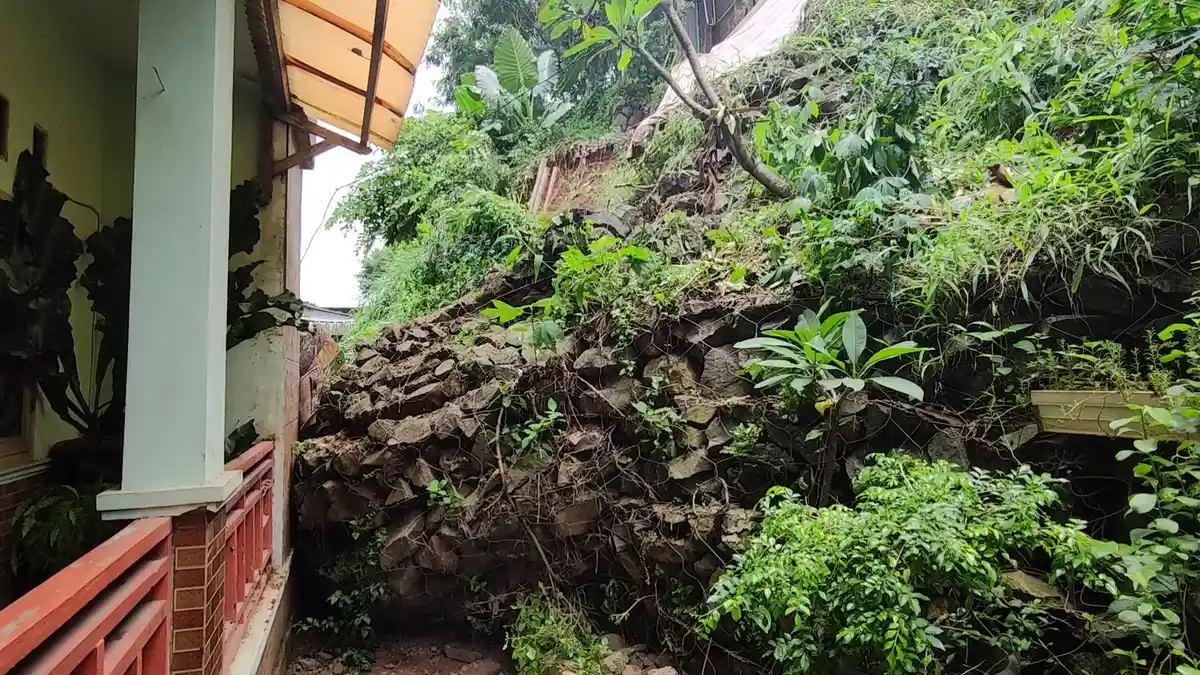 Detik-Detik Longsor Timpa 3 Rumah di Depok, Warga Selamatkan Diri Lewat Jendela