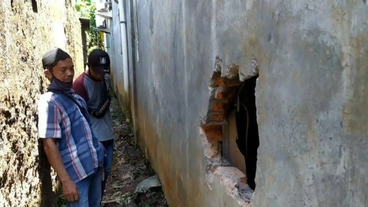 Maling Bobol Mesin ATM , Uang Sebanyak Rp 849 Juta Berhasil Dibawa Kabur