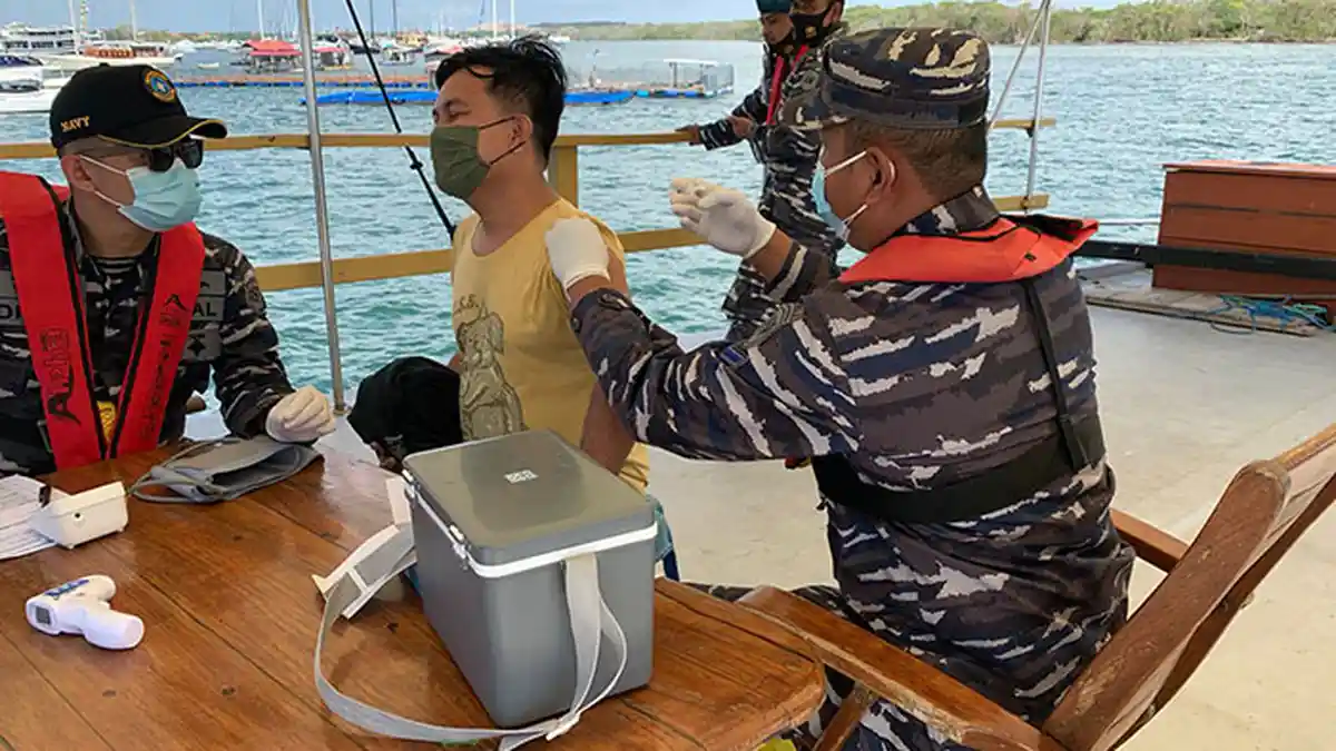 Percepat Vaksinasi Covid-19, Lanal Denpasar Jemput Bola Datangi Nelayan dan ABK di Serangan